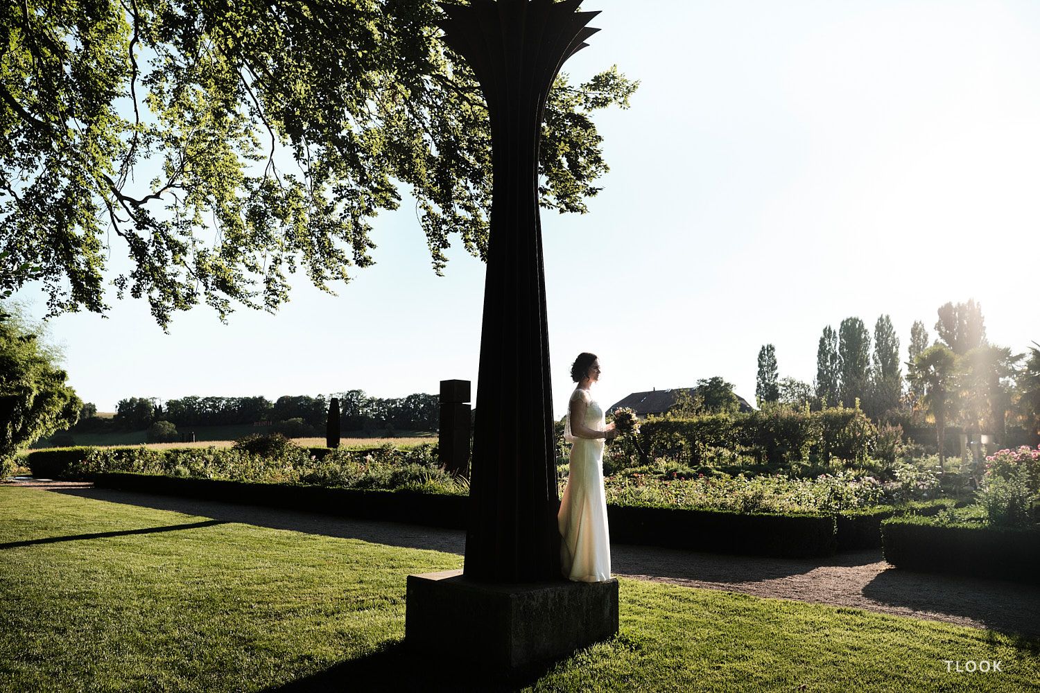 TLOOK photographe de mariage de style documentaire, aux portes des iris portrait de la mariée dans les jardins