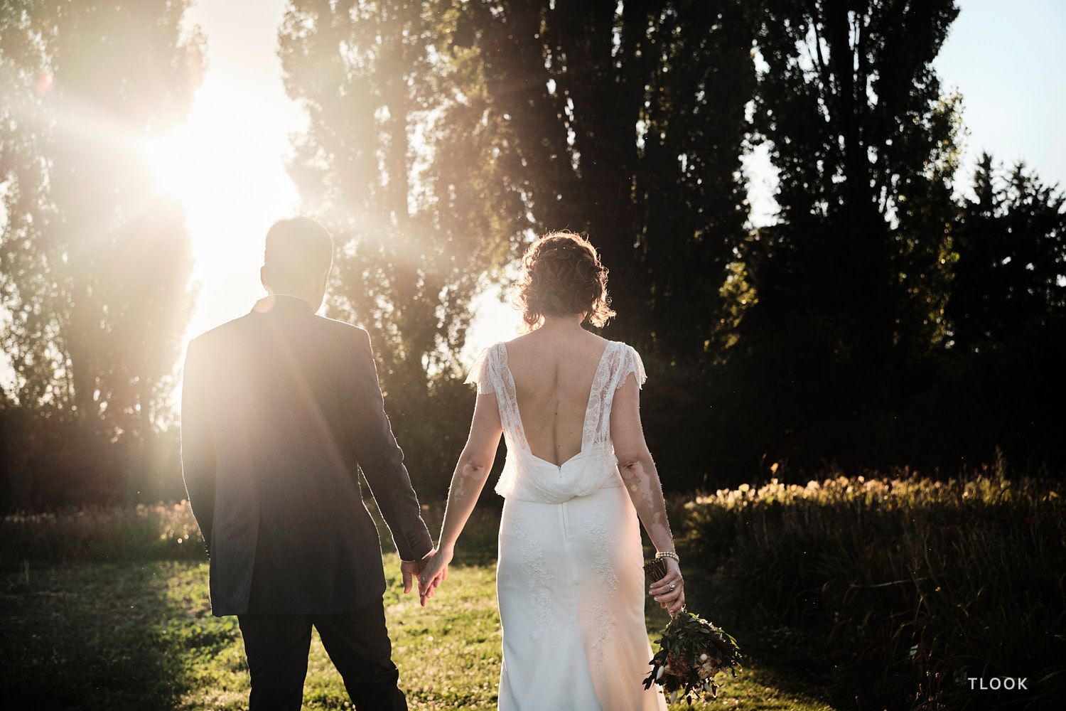 TLOOK photographe de mariage de style documentaire, aux portes des iris portrait du couple dans les jardins
