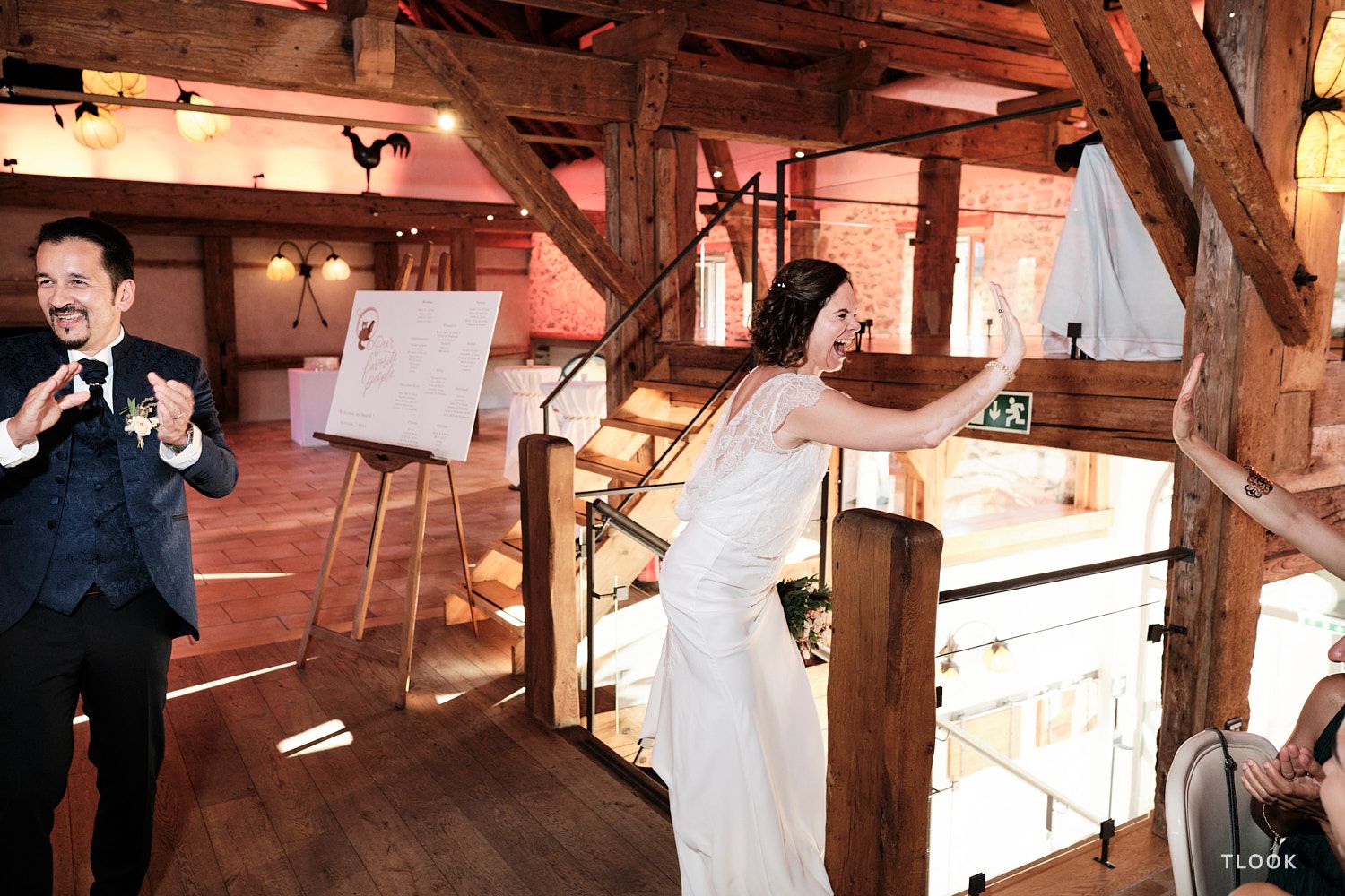 TLOOK photographe de mariage de style documentaire, aux portes des iris soirée les mariées entrent en salle