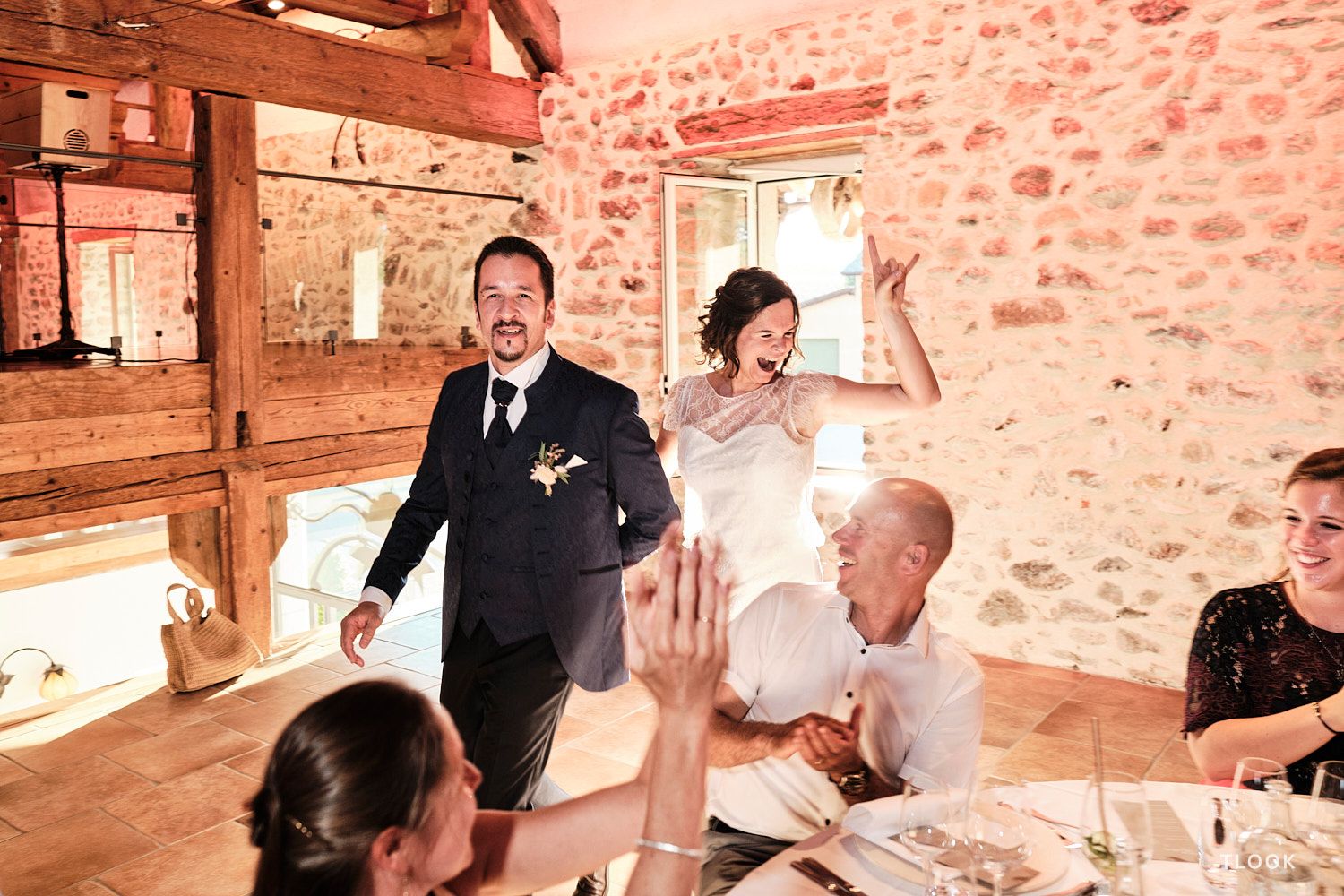 TLOOK photographe de mariage de style documentaire, aux portes des iris soirée les mariées entrent en salle