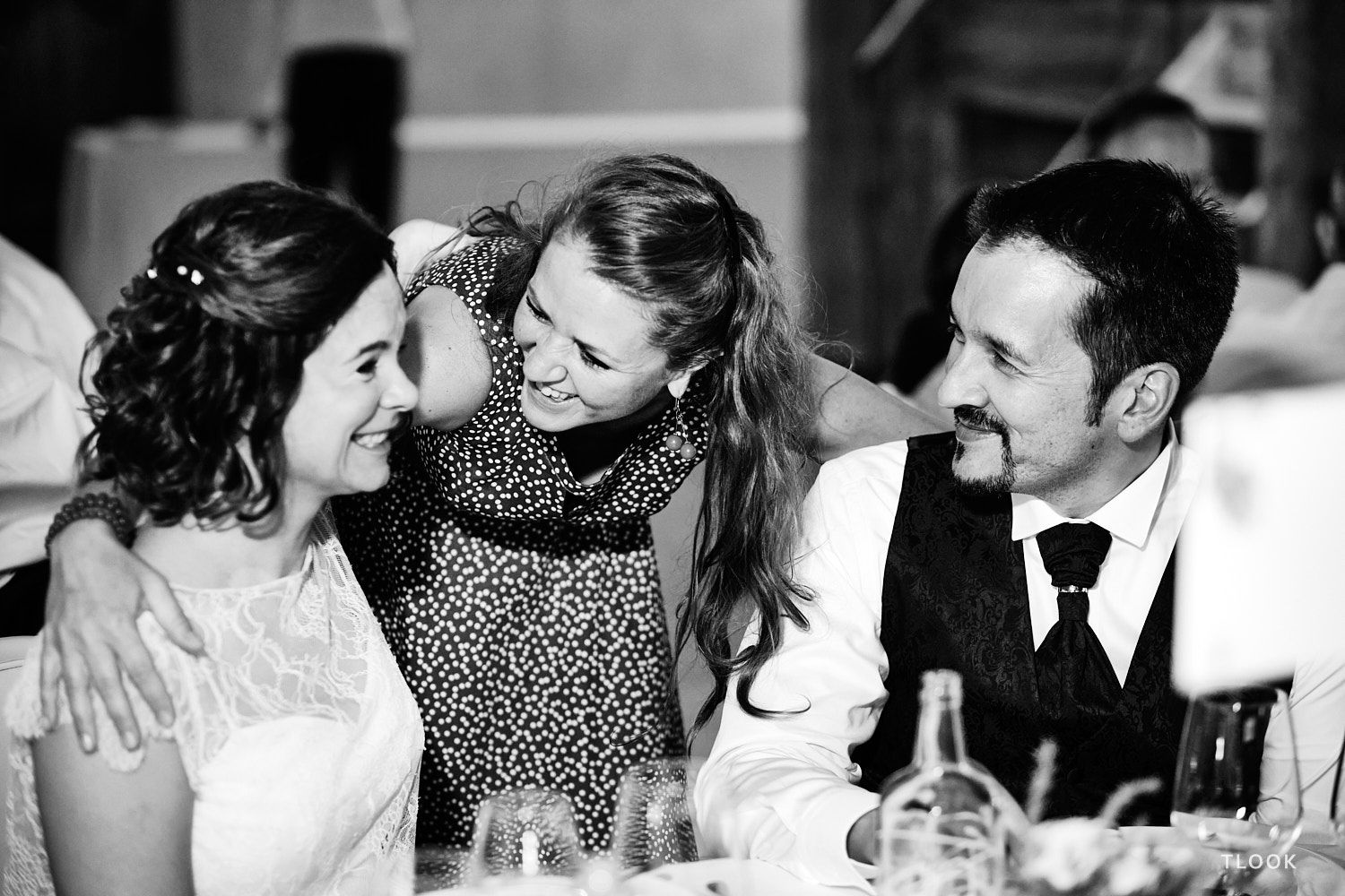 TLOOK photographe de mariage de style documentaire, aux portes des iris soirée avec les invités