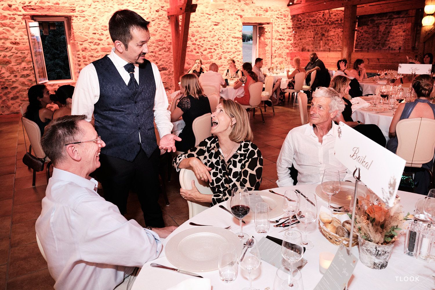 TLOOK photographe de mariage de style documentaire, aux portes des iris soirée avec les invités