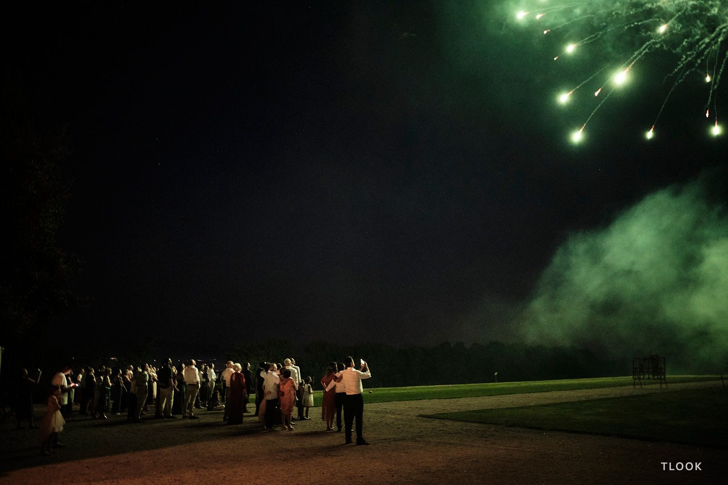 TLOOK photographe de mariage de style documentaire, aux portes des iris feux d'artifice