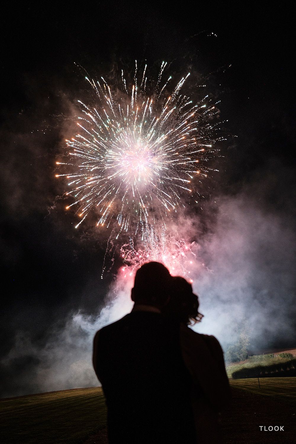 TLOOK photographe de mariage de style documentaire, aux portes des iris feux d'artifice