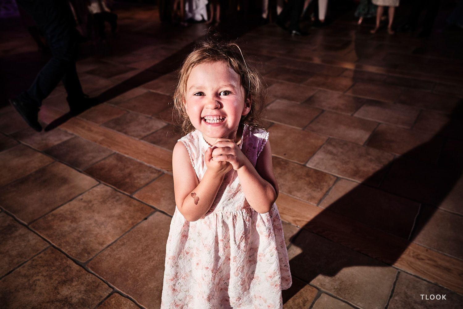 TLOOK photographe de mariage de style documentaire, aux portes des iris dance floor petite fille