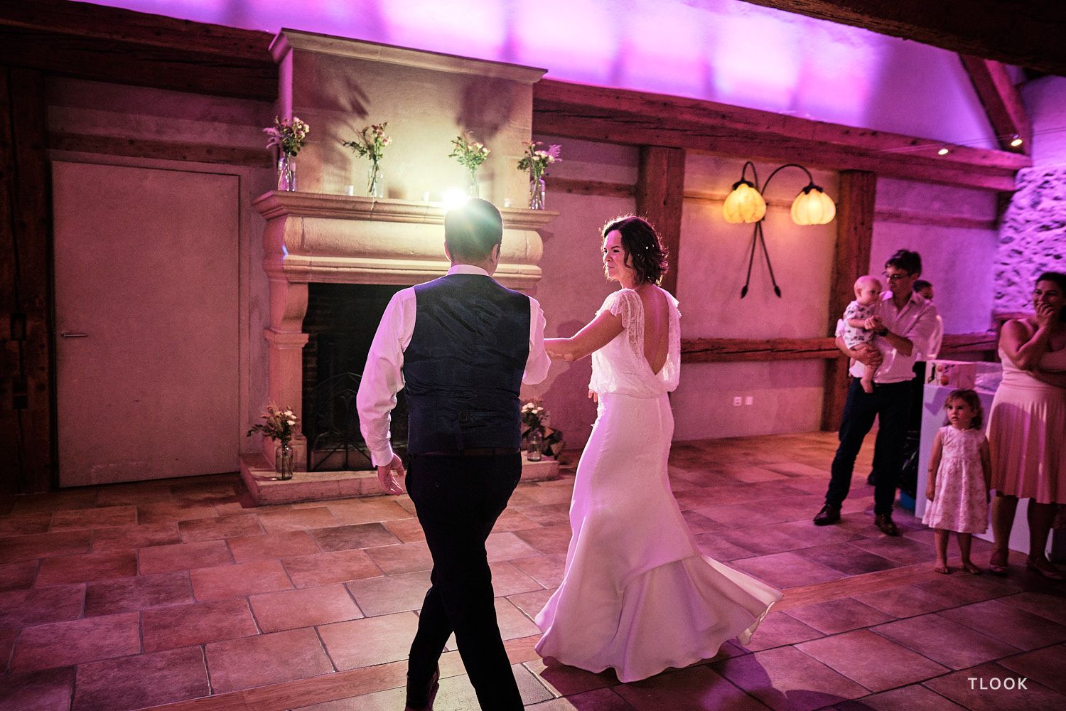 TLOOK photographe de mariage de style documentaire, aux portes des iris première danse des mariés