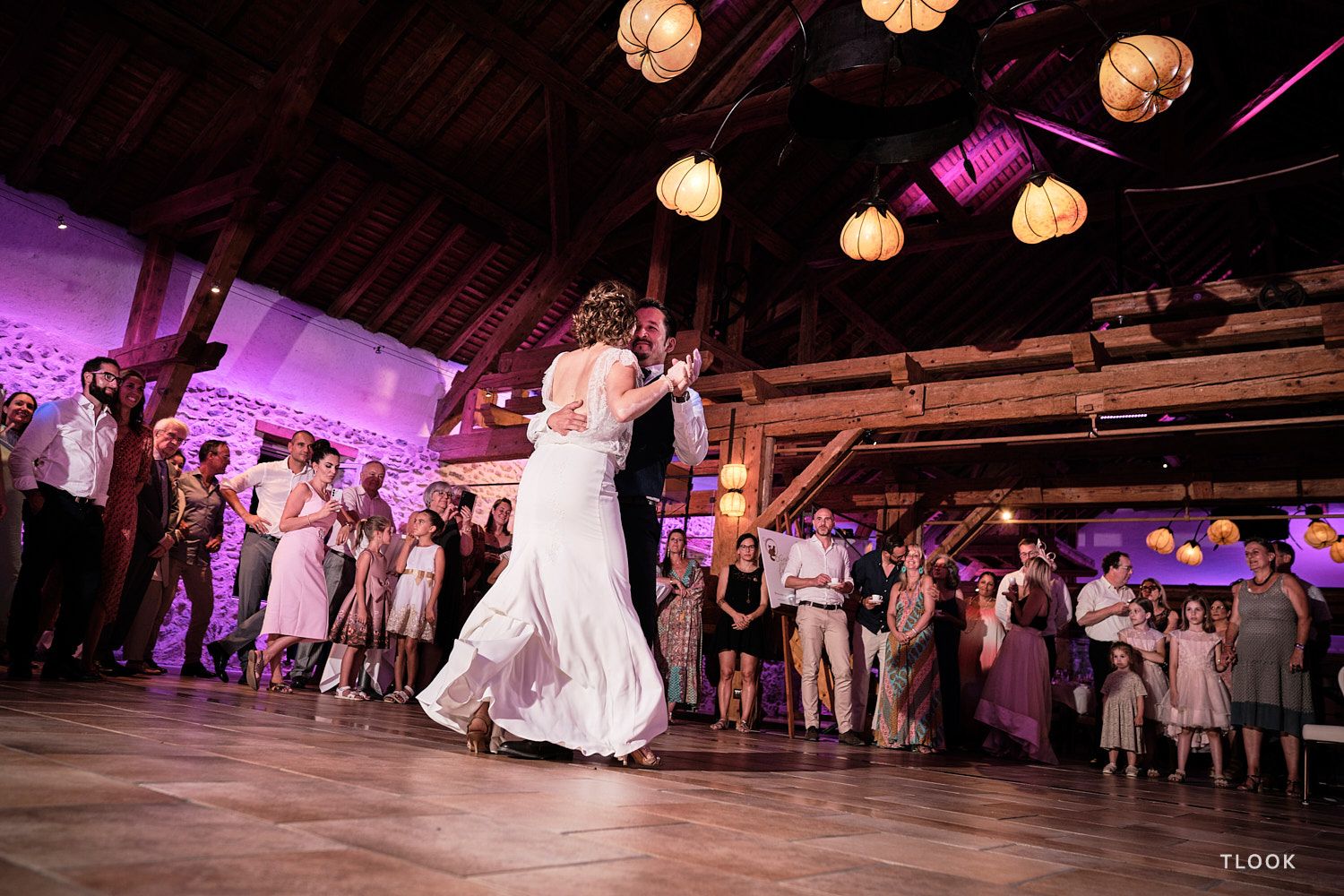 TLOOK photographe de mariage de style documentaire, aux portes des iris première danse des mariés
