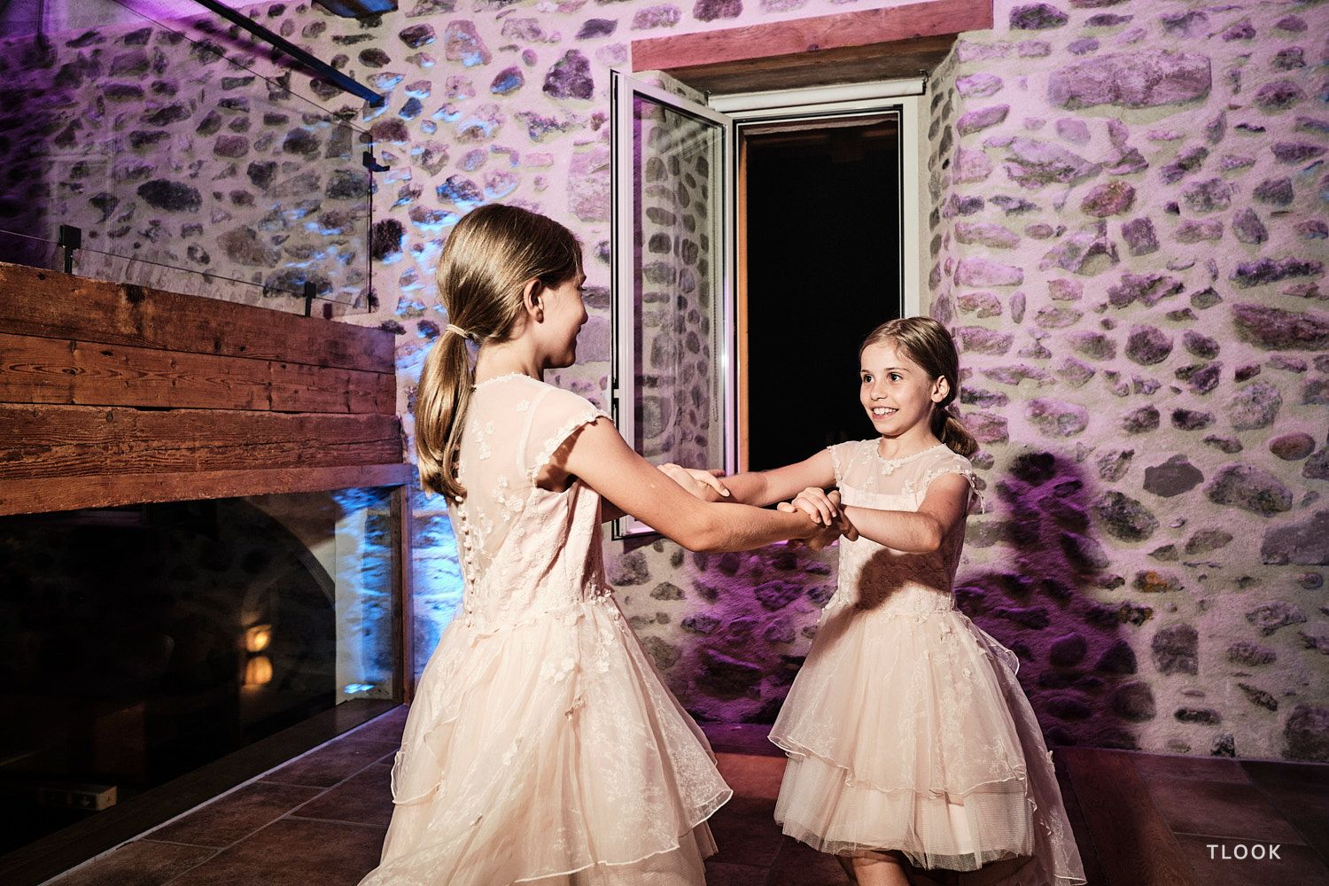 TLOOK photographe de mariage de style documentaire, aux portes des iris dance floor avec les amis qui s'amusent