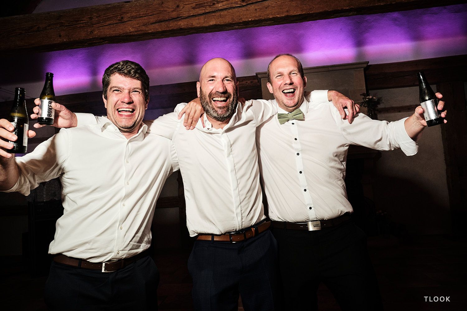 TLOOK photographe de mariage de style documentaire, aux portes des iris dance floor avec les amis qui s'amusent