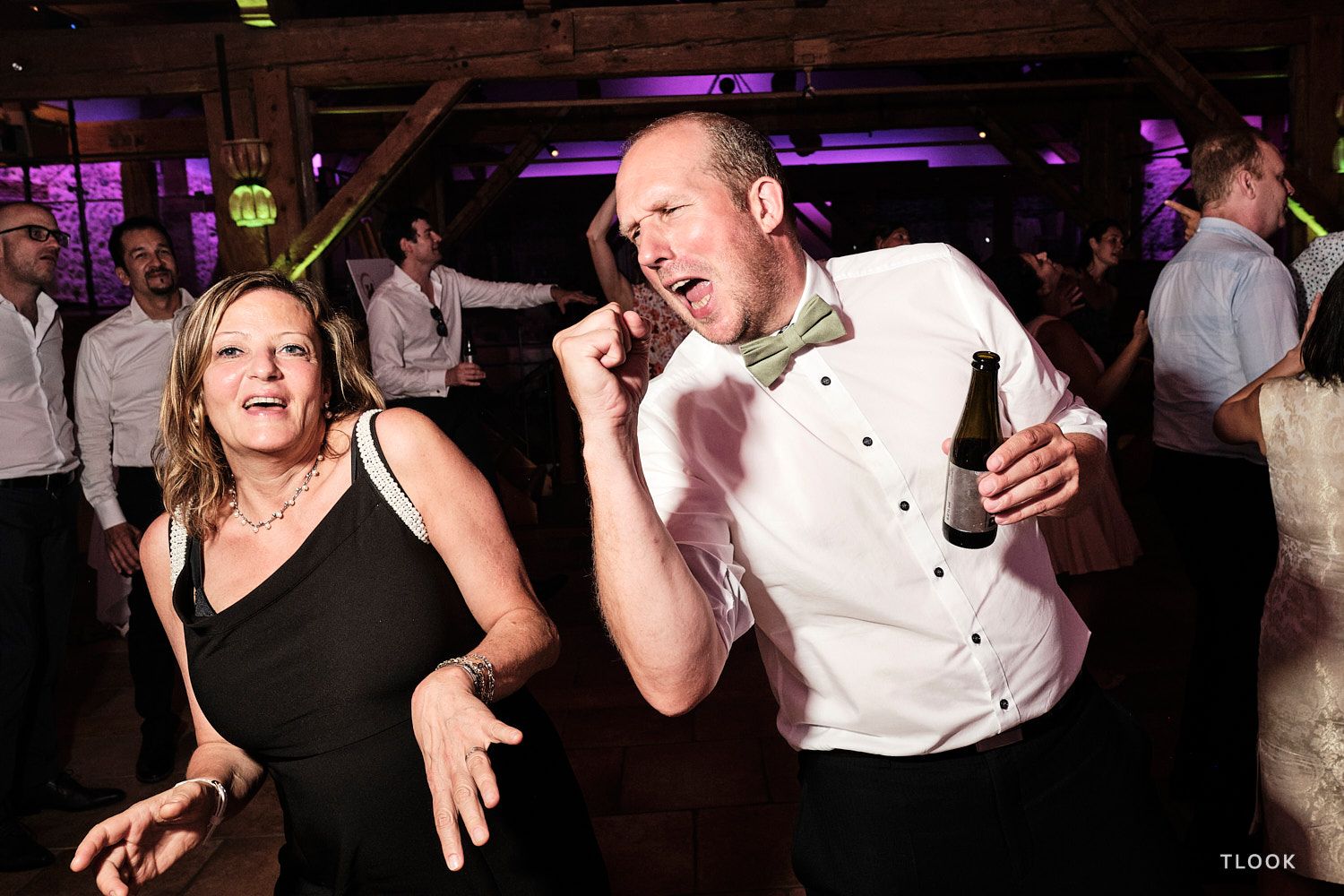 TLOOK photographe de mariage de style documentaire, aux portes des iris dance floor avec les amis qui s'amusent