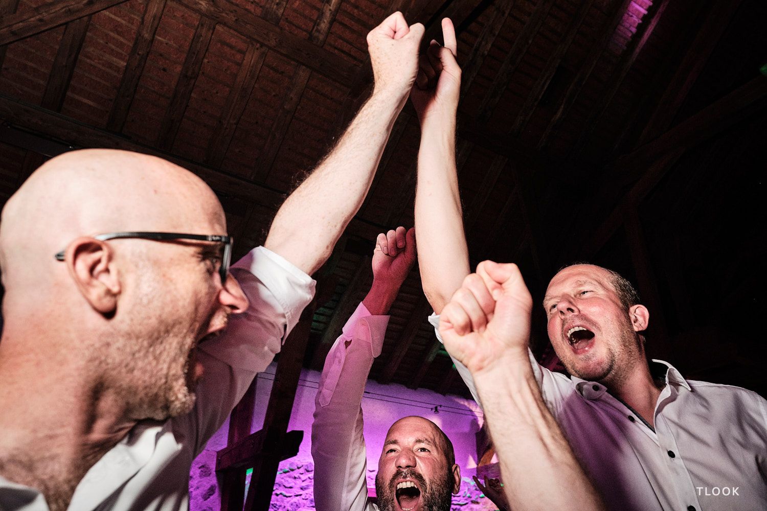 TLOOK photographe de mariage de style documentaire, aux portes des iris dance floor avec les amis qui s'amusent