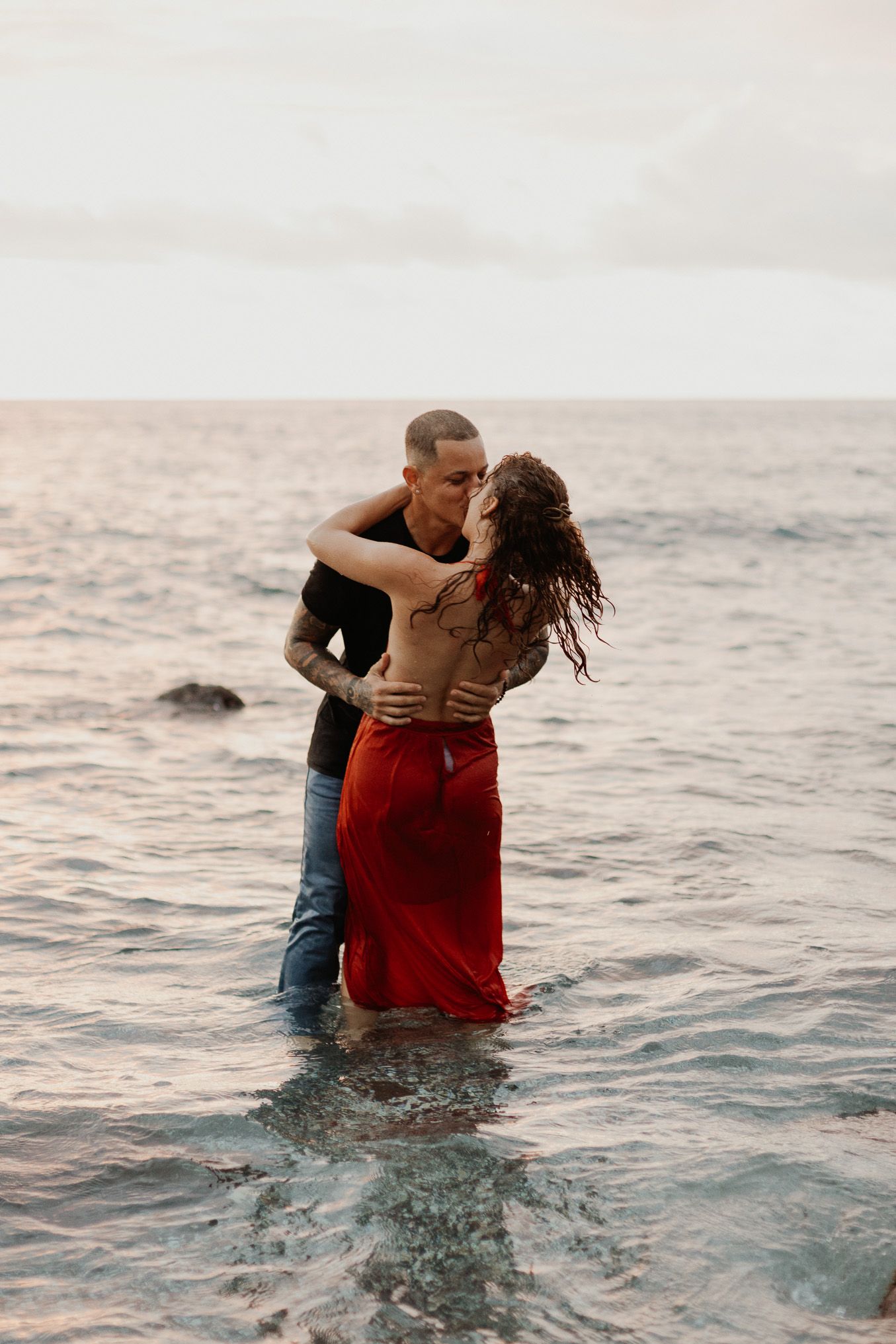un beau couple s'enlace sur le bord de mer aux sables d'olonne