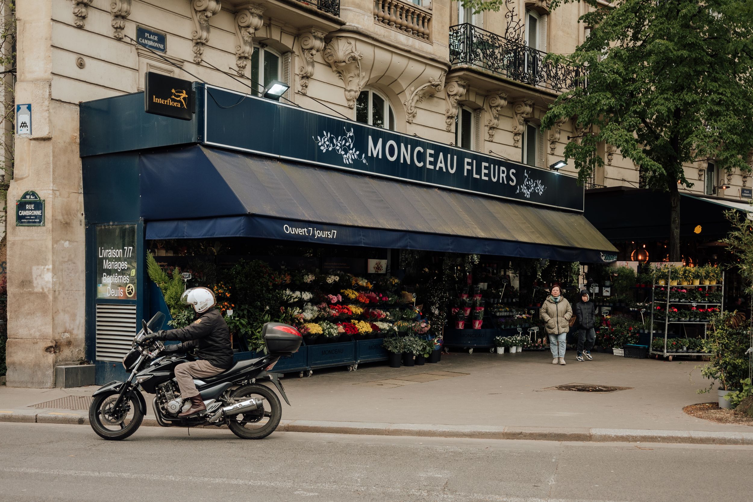 Scène urbaine parisienne devant une fleuriste Monceau Fleurs, rue Cambronne.