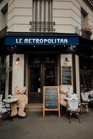 Scène de rue parisienne devant un café insolite, parfaite pour illustrer l’ambiance locale.