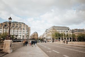 Vue urbaine de Paris avec bâtiments haussmanniens et ciel nuageux, capturée lors d’une promenade à Paris.