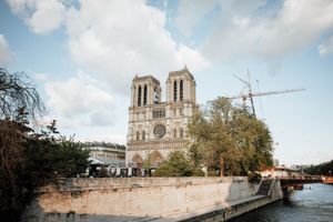 Architecture emblématique à Paris : Notre-Dame photographiée pendant les rénovations.