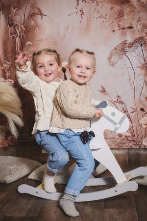 Photo de deux sœurs sur un cheval a bascule