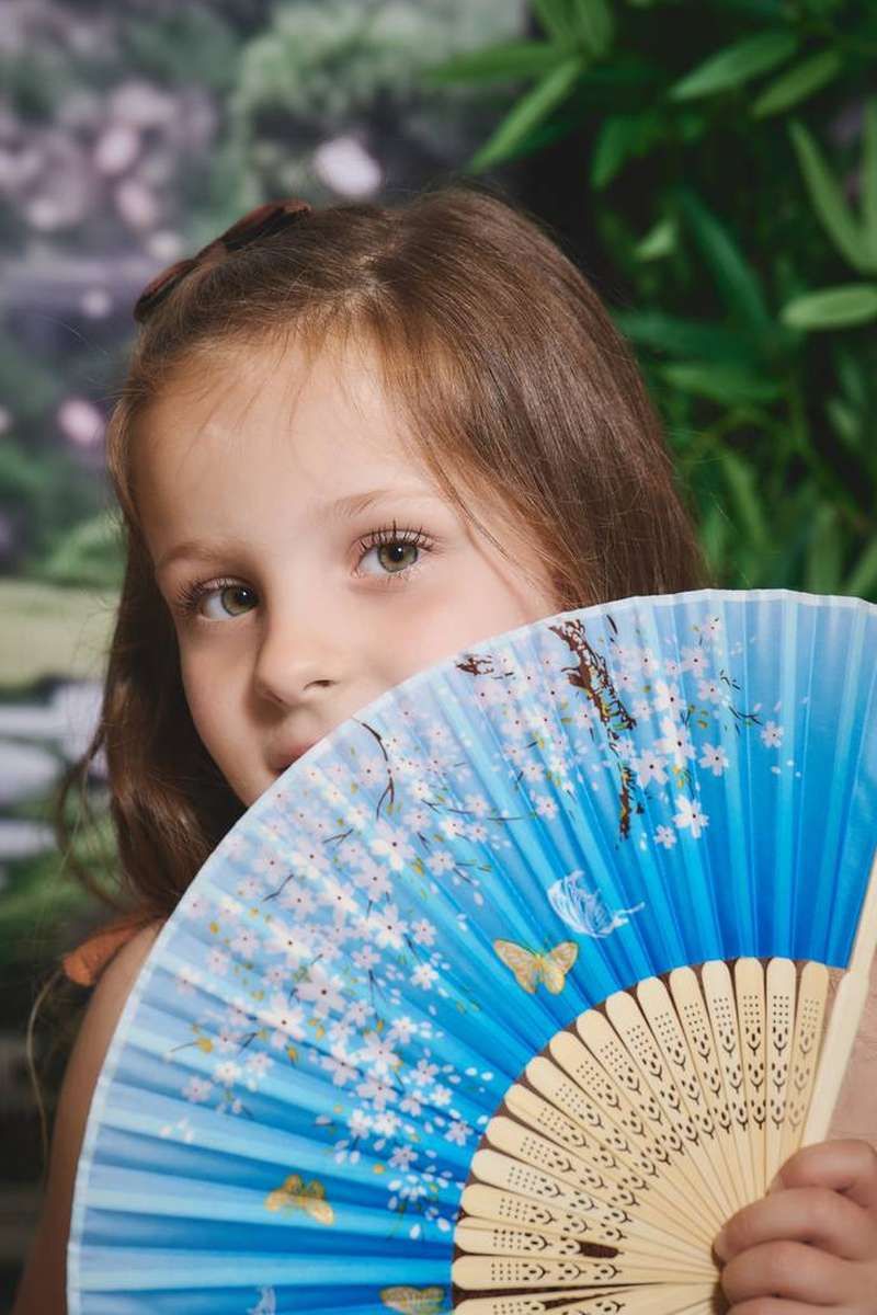 photo d'une fille derrière un éventail