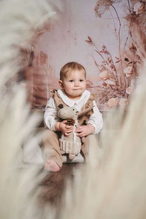 photo d'un bébé sur un cheval à bascule