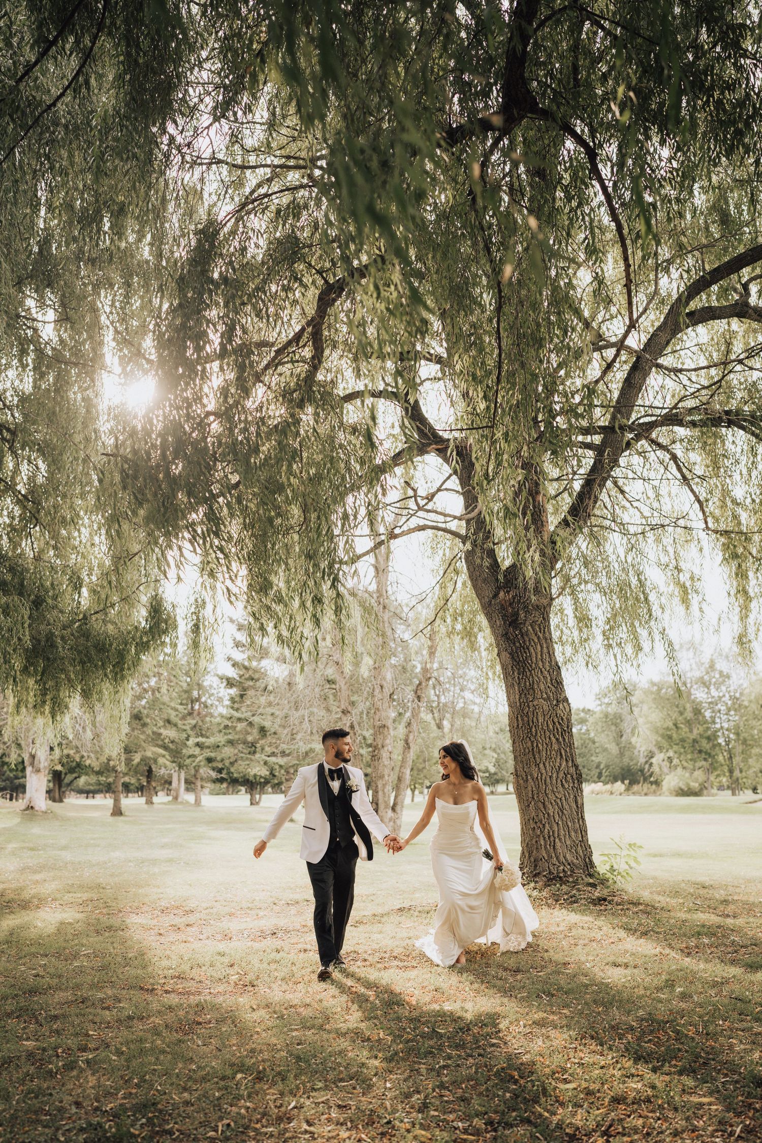 Photographe et vidéaste de mariage de luxe à Montréal pour mariages, elopements et fiançailles au style éditorial et authentique
