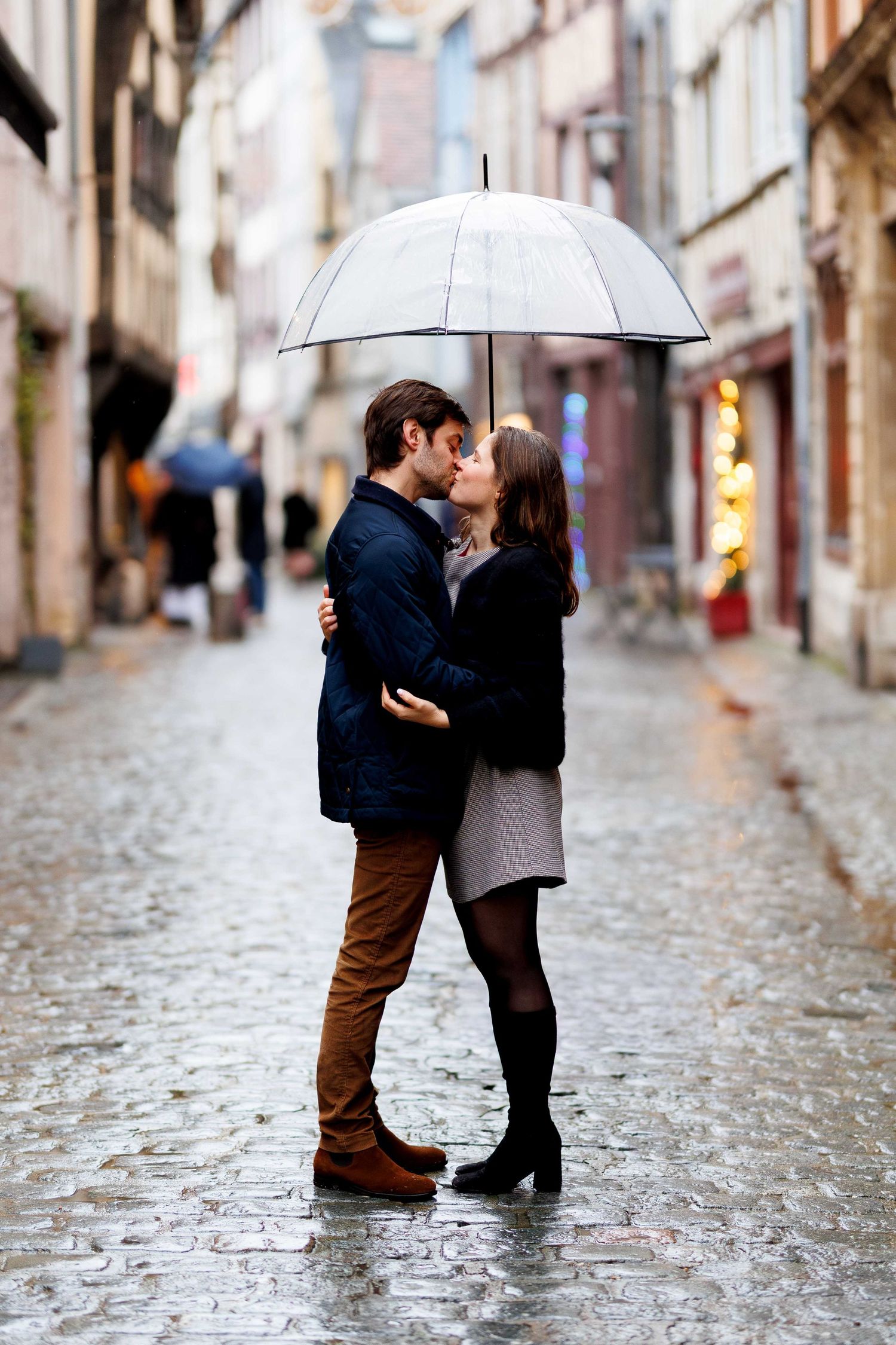 Photographe de couples et d'engagements à Rouen quartier des antiquaires. Rue Damiette. Le tout pour des photos romantiques sous la pluie.
