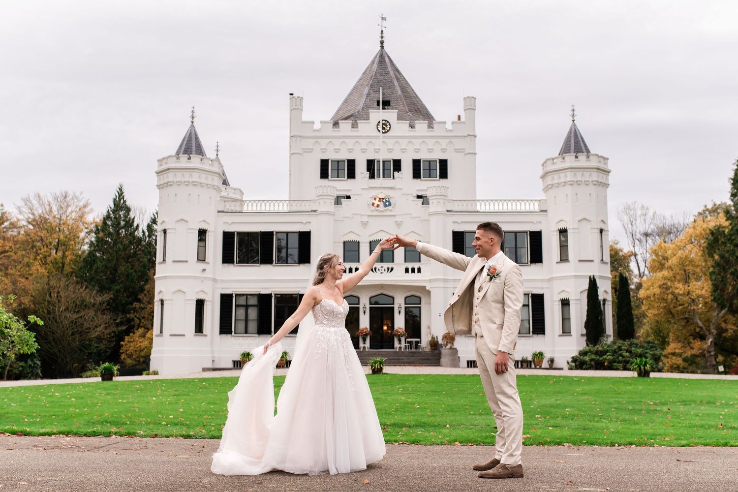 Bruid en bruidegom dansen tijdens de fotoshoot op oranjerie sandenburg