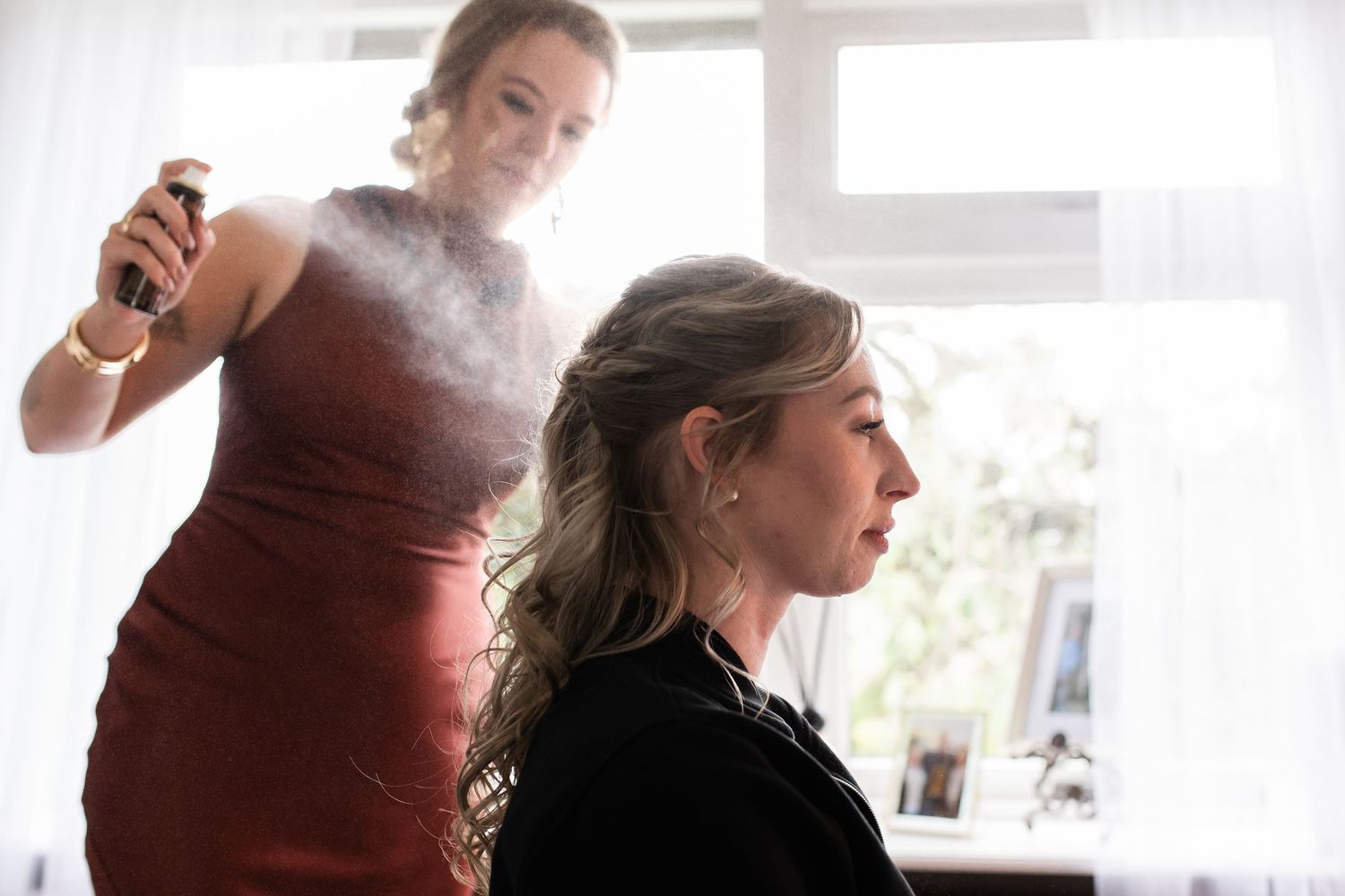 Klaarmaken van de bruid terwijl haar en make-up wordt gedaan