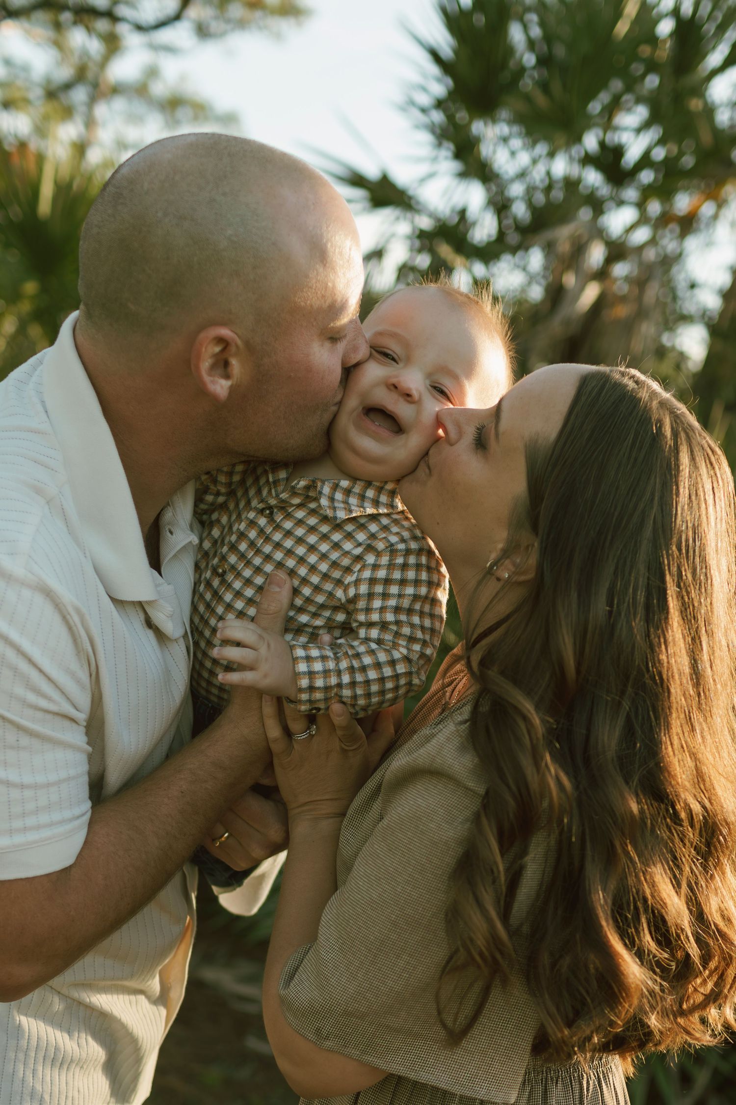 Family nuzzled together for a photo session