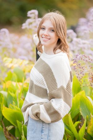 Beautiful senior girl exuding elegance and natural beauty, capturing a timeless and graceful moment.