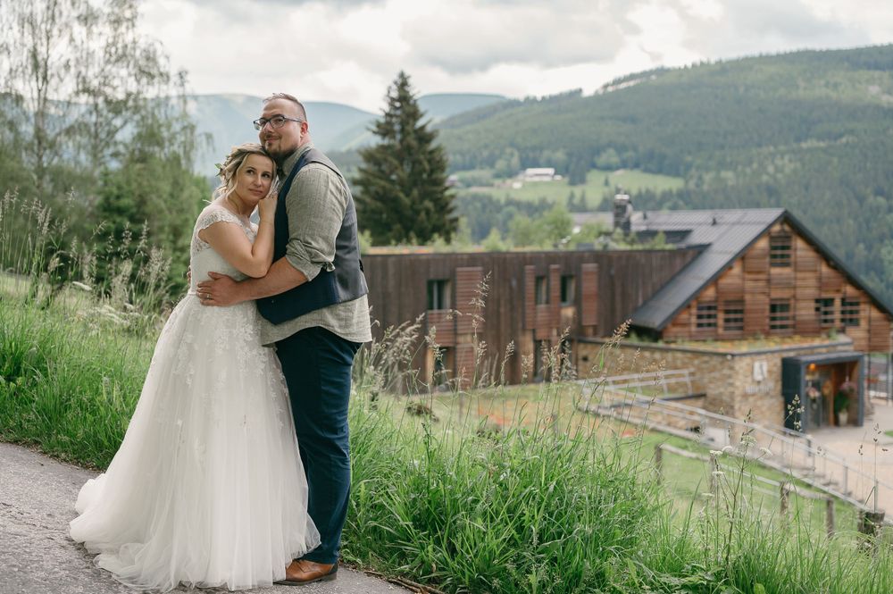 Nevěsta a ženich během svatebního focení nad hotelem Amenity Resorts ve Špindlerově Mlýně
