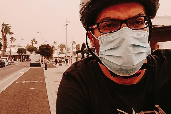 Usando máscara numa tempestade de areia