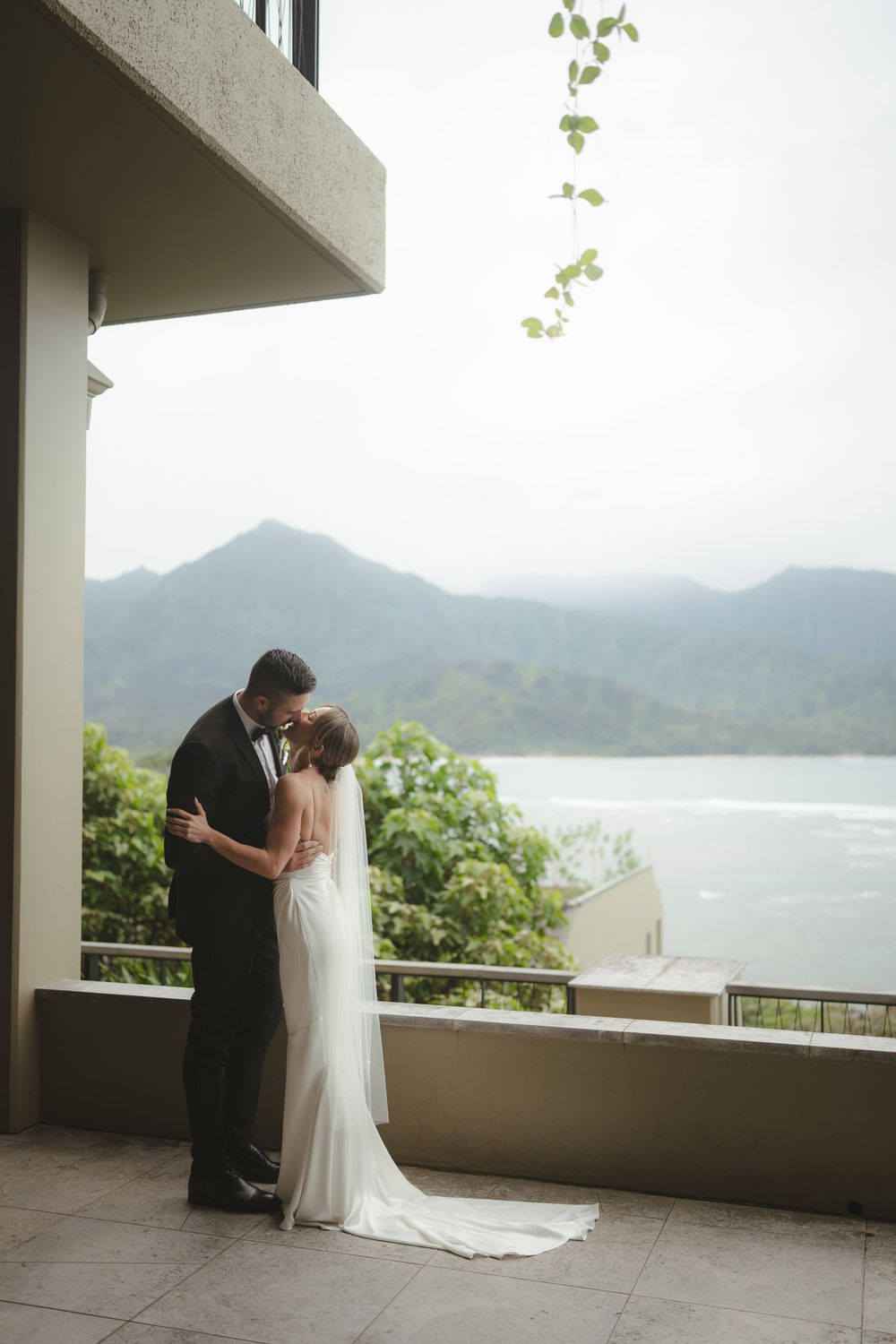Bride and Groom kissing at 1 Hotel Hanalei Bay