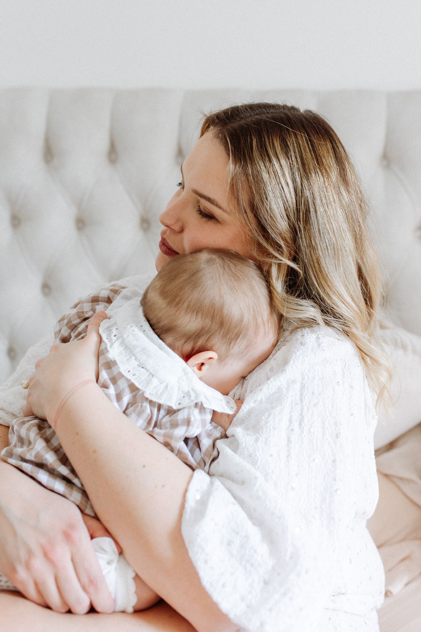 câlin maman bébé pendant une séance photo lifestyle à domicile dans les yvelines