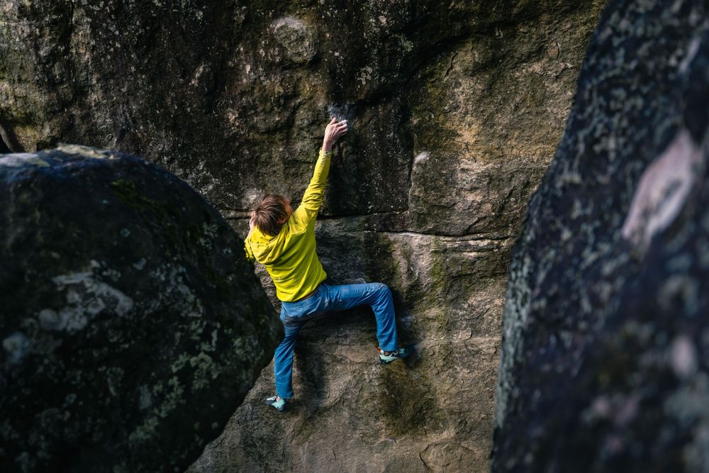 Alexander Megos on a Fontainebleau boulder during the Tenaya Aruma shoe campaign. Photo by Jan Virt.