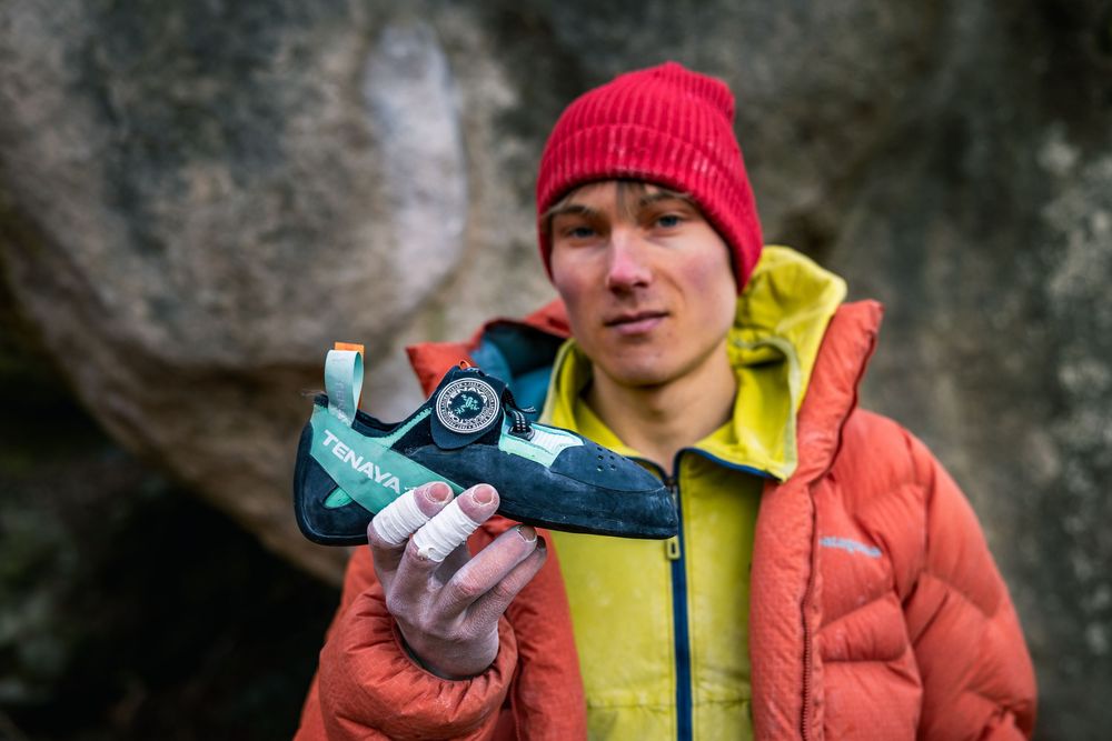 Alexander Megos holding Tenaya Aruma climbing shoe in Fontainebleau, France. Photo by Jan Virt 2026.