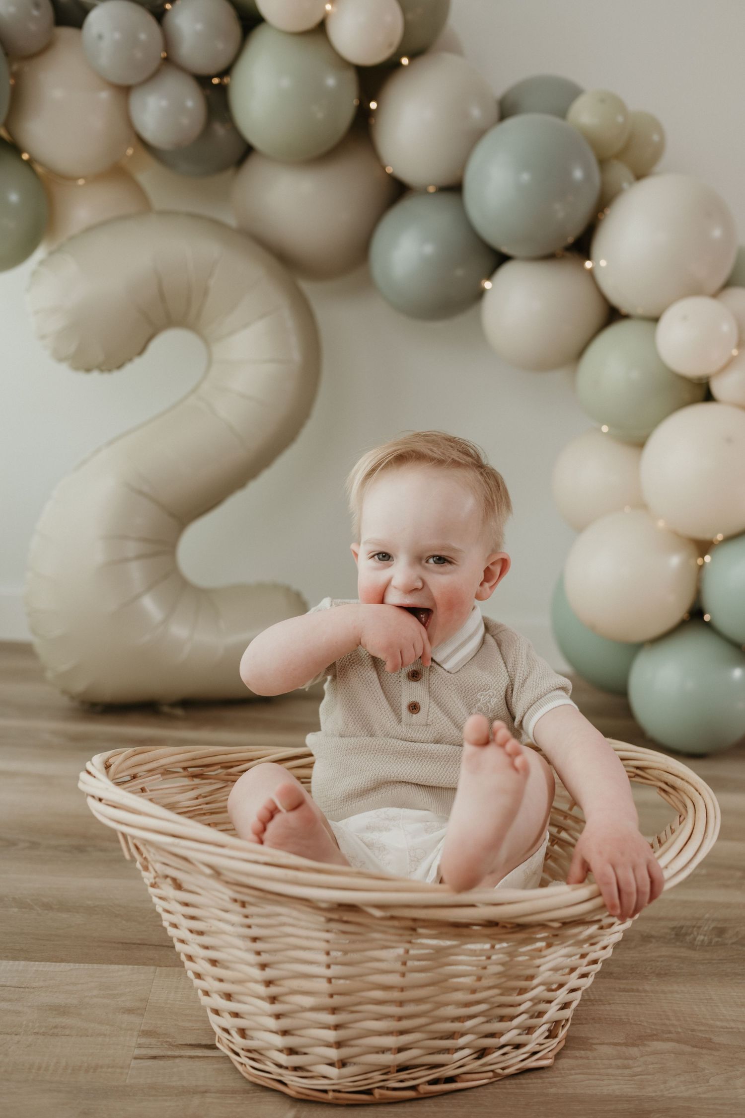 Regina cake smash studio photography. Weyburn cake smash photography. Regina photography studio. Weyburn cake smash photography studio.