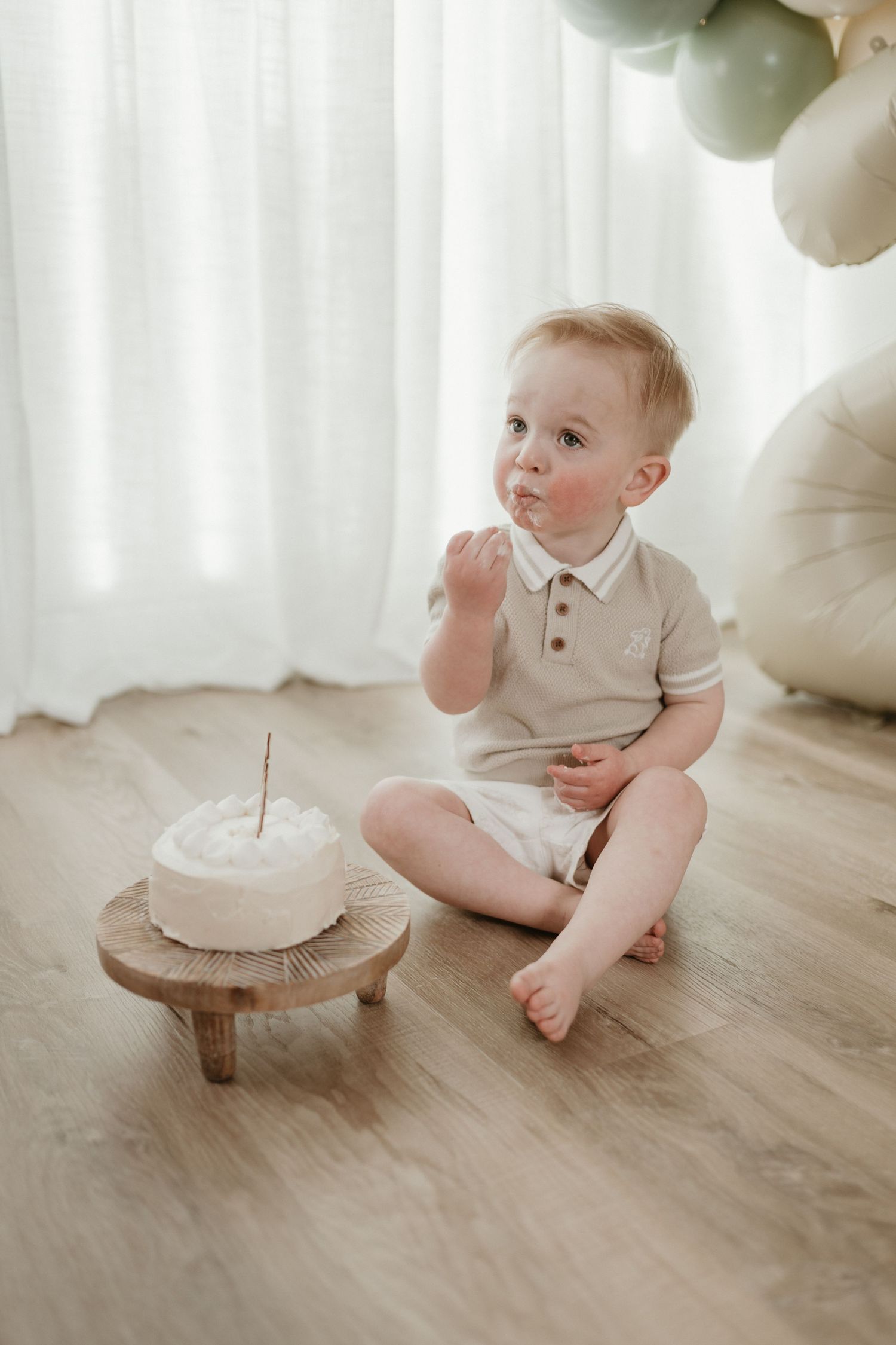 Regina cake smash studio photography. Weyburn cake smash photography. Regina photography studio. Weyburn cake smash photography studio.