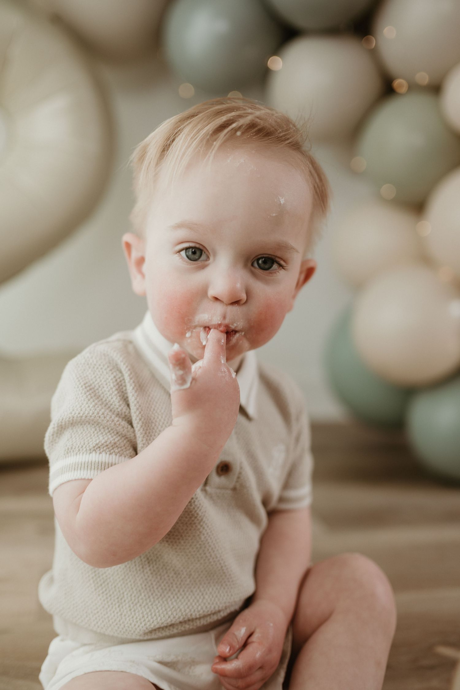 Regina cake smash studio photography. Weyburn cake smash photography. Regina photography studio. Weyburn cake smash photography studio.