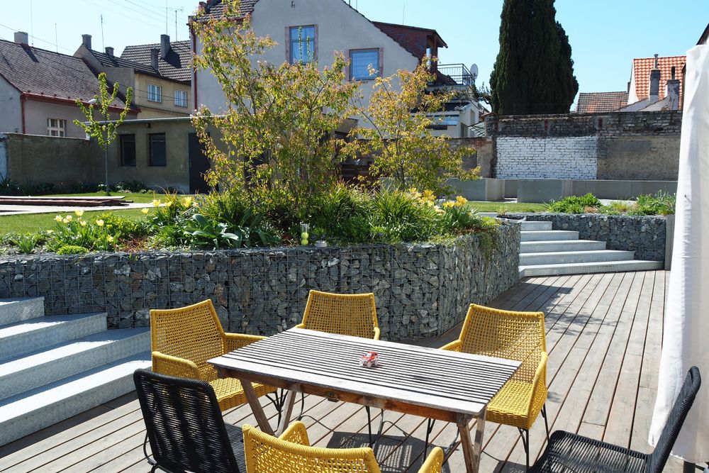 Většinou se nevyplatí na teerase šetřit, protože se může stát plnohodnoutným prostorem k trávení času.