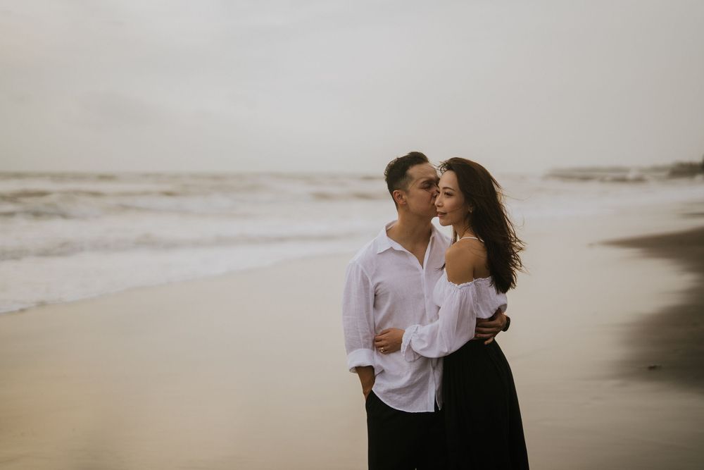 Romantic couple photoshoot in Bali at Batu Bolong beach