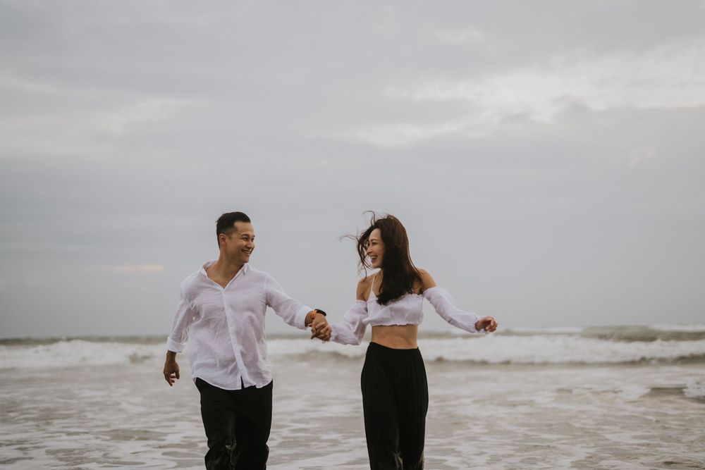 Romantic couple photoshoot in Bali at Batu Bolong beach