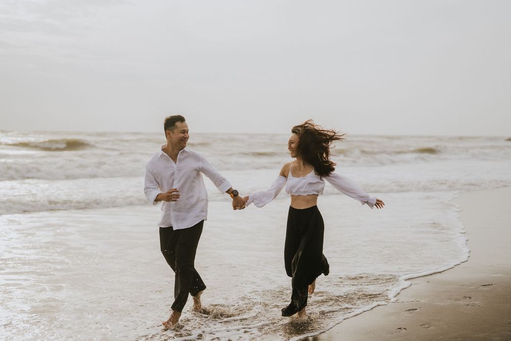 Romantic couple photoshoot in Bali at Batu Bolong beach
