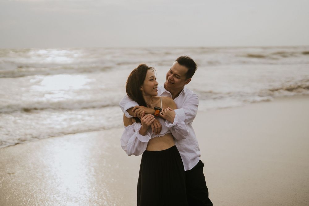 Romantic couple photoshoot in Bali at Batu Bolong beach