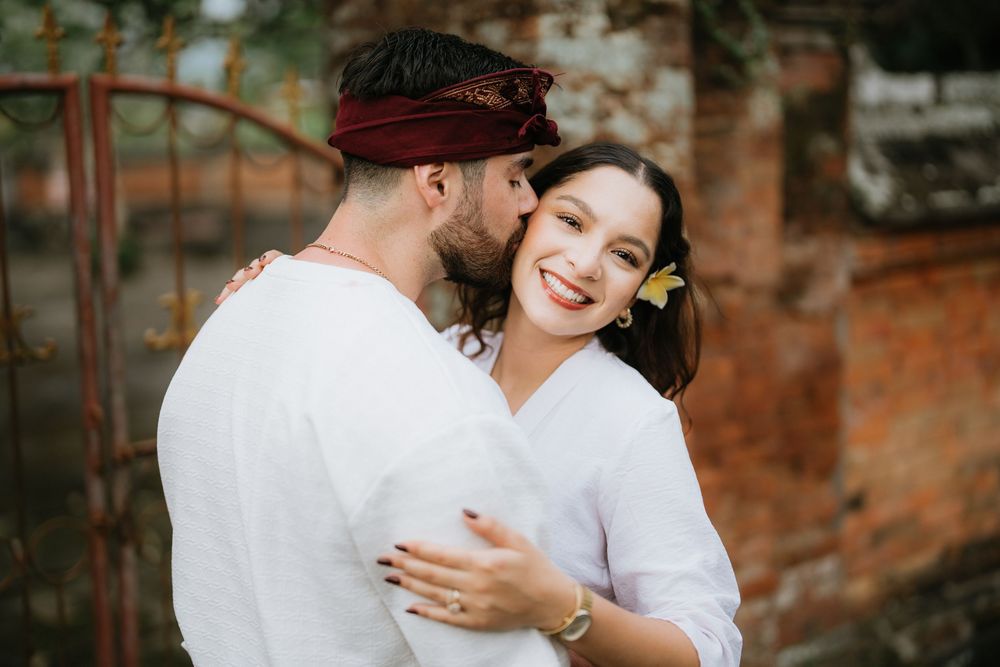 Romantic couple photoshoot with traditional Balinese architecture background