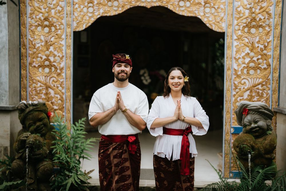 Bali couple photography services with traditional Balinese architecture background