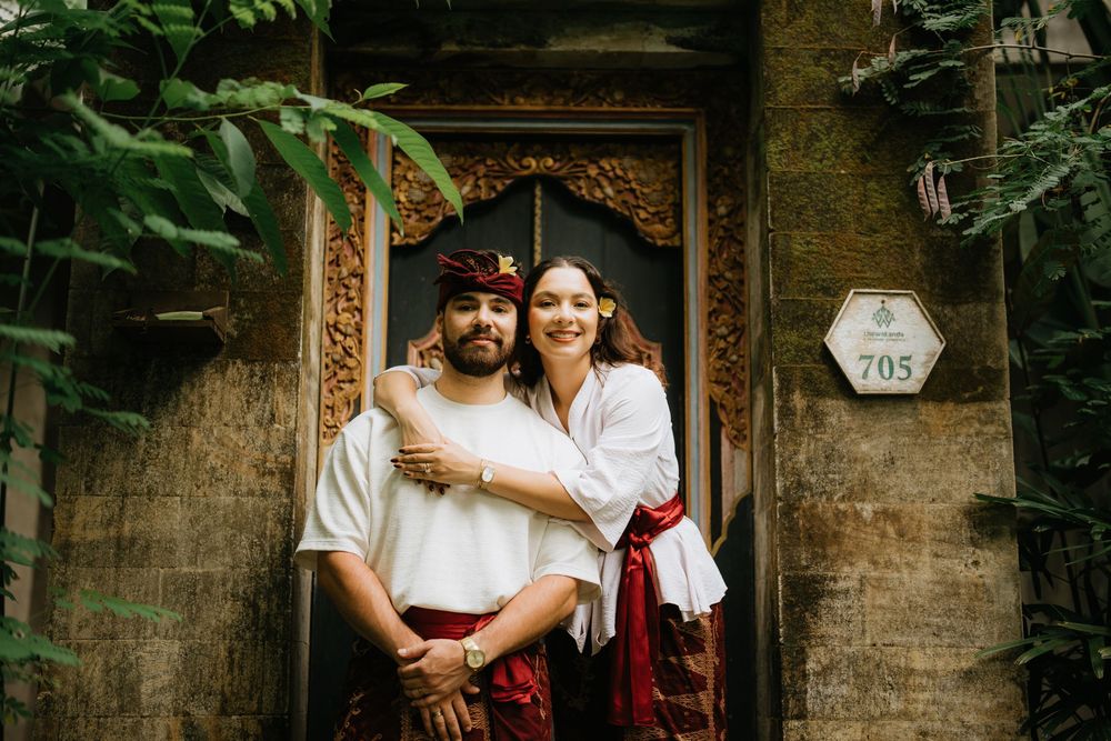 Bali couple photography services with traditional Balinese architecture background
