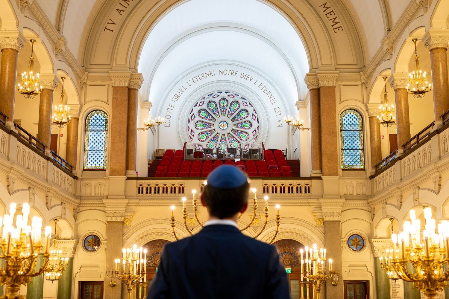 Bar Mitzvah de dos dans une synagogue majestueuse, synagogue Buffault à Paris , architecture sacrée et lumière dorée.