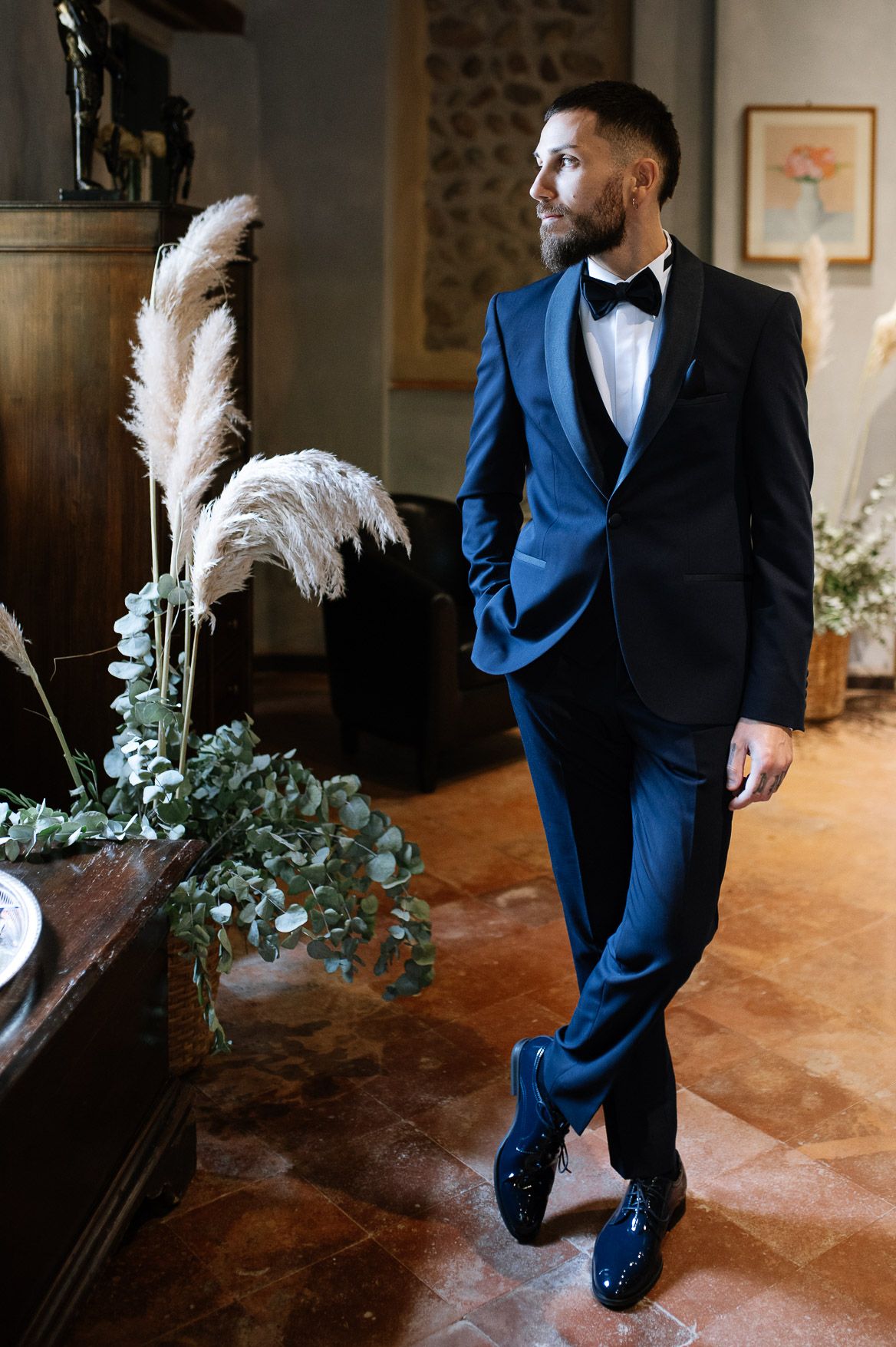 Interni Villa dei Mulini matrimonio, preparazione sposo. Fotografo Mantova Paolo Castagnedi