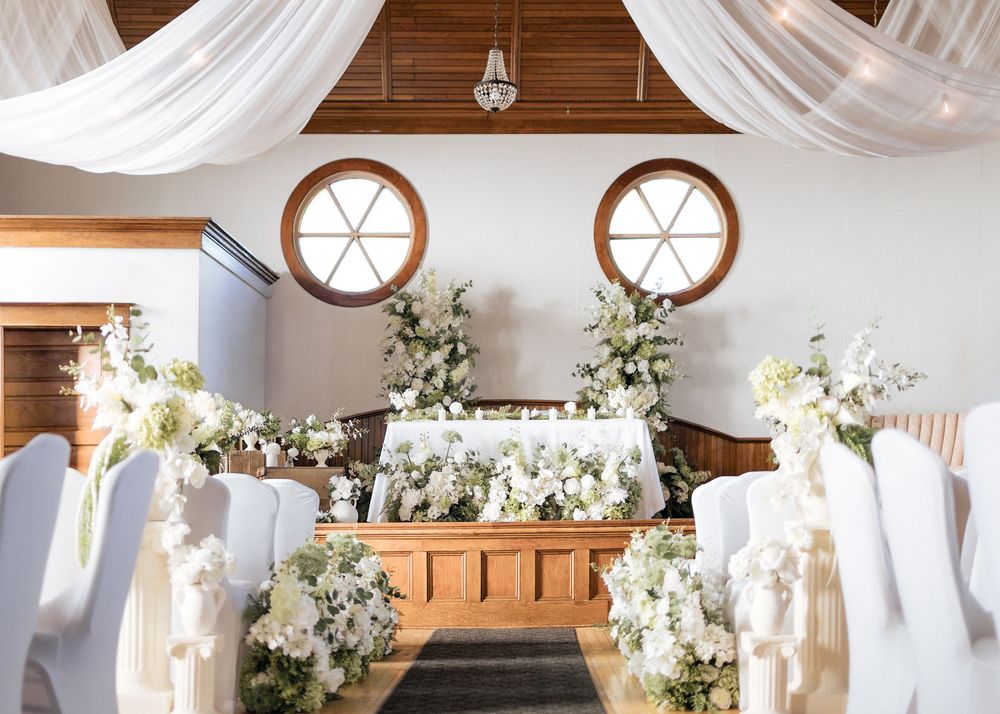 elegant white and green table decor at Mountain Rose Lodge, Purabelleza Design, Seche florals wedding inspiration Moncton wedding photograph