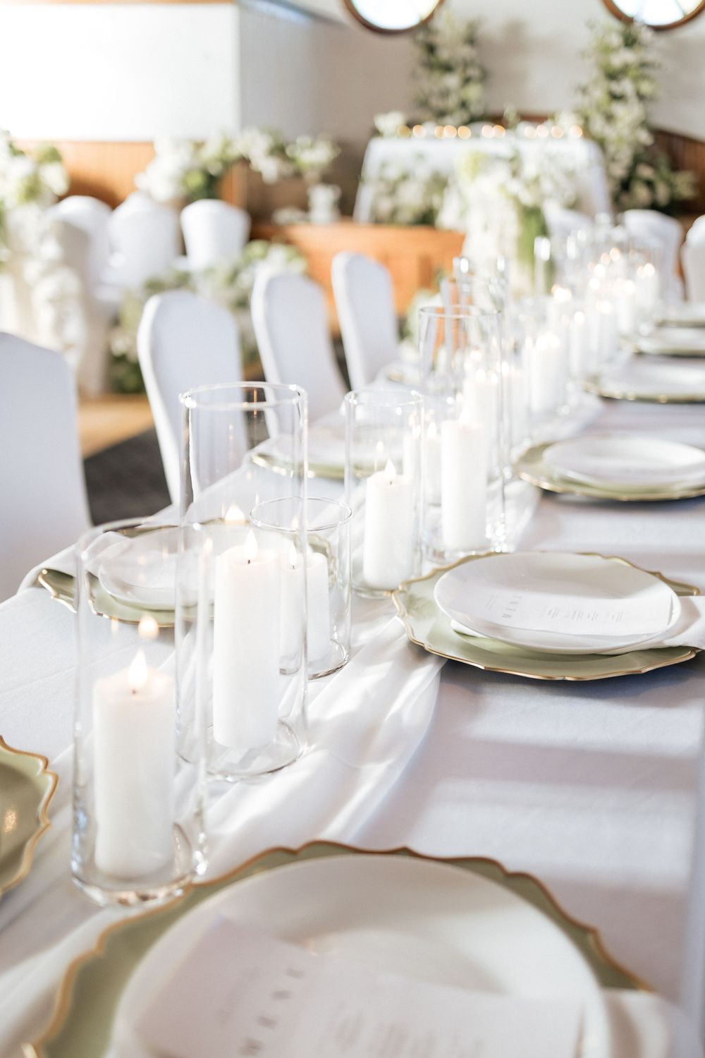 elegant white and green table decor at Mountain Rose Lodge, Purabelleza Design, Seche florals wedding inspiration Moncton wedding photograph